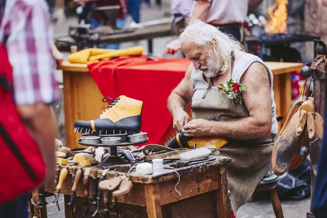 Sepp Götz bei der Arbeit. Besucher haben die Möglichkeit, mit den Ausstellern ins Gespräch zu kommen und mehr über alte Handwerkstechniken zu erfahren.
 | Foto: Marta Gillner