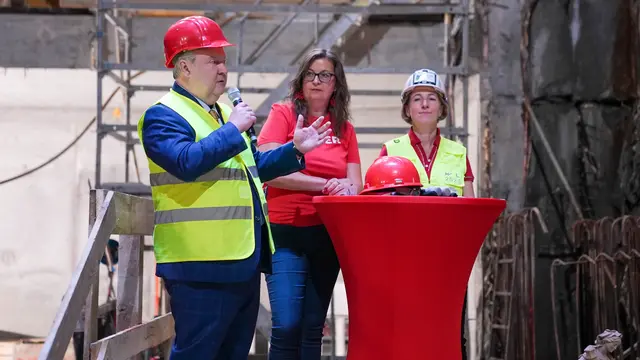 Bürgermeister Michael Ludwig und Öffi-Stadträtin Ulli Sima (M., beide SPÖ) sprechen von einem "Meilenstein". Die technische Wiener-Linien-Geschäftsführerin Gudrun Senk sieht es ähnlich. | Foto: Andreas Pölzl/MeinBezirk