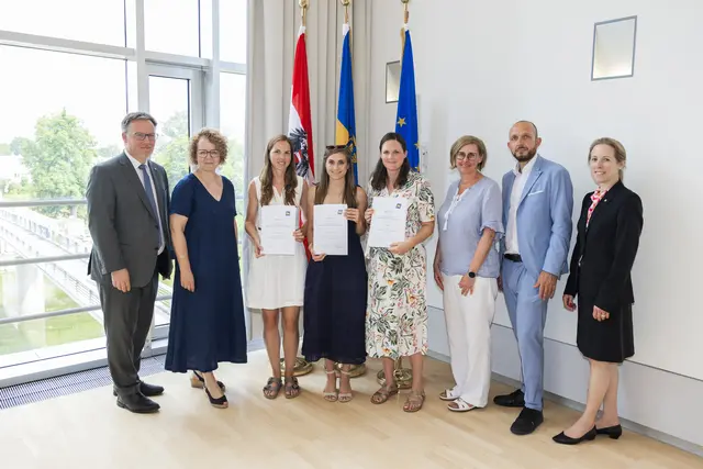 Abteilungsleiter Helmuth Sturm, Landesrätin Christiane Teschl-Hofmeister, die Absolventinnen Karina Bleicher, Melanie Fersterer-Pilz und Lisa Heindl, Fachgebietsleiterin Silvia Forstner, LPV-Obmann-Stv. Michael Filz, Abteilungsleiter-Stv. Nora Wicke | Foto: Nimo Zimmerhackl