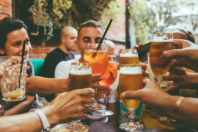 Eine aktuelle Erhebung der Arbeiterkammer zeigt: Die Getränkepreise in der steirischen Gastronomie sind erneut gestiegen. Am tiefsten greift man in Graz in die Tasche.
 | Foto: Unsplash/Fred Moon