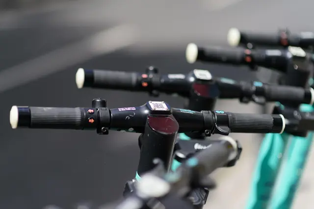 Ein 14-jähriger E-Scooterfahrer kollidierte in Imst mit einer 13-jährigen Fußgängerin. Das Mädchen zog sich Verletzungen im Gesichtsbereich und an den Armen zu. (Symbolbild) | Foto: pixabay/volzi