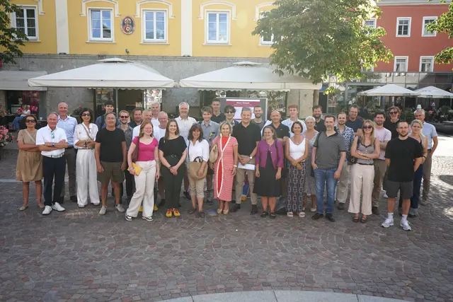 Ein Semester lang arbeiteten elf Studentinnen und Studenten der Universität Wien unter der Anleitung von Martin Heintel und Dominik Ebenstreit in Zusammenarbeit mit der städtischen Abteilung „Standortentwicklung, Wirtschaft und Marketing“ an einer Geschäftsstraßenanalyse. | Foto: Stadt Lienz/Bernd Lenzer