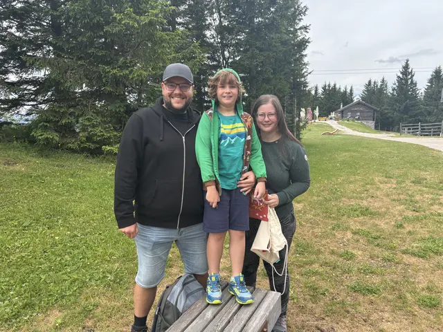 Paul und Gerald Rathauscher sind mit Sabine Weishaupt in Annaberg auf Urlaub zum Wandern. | Foto: Martina Schweller