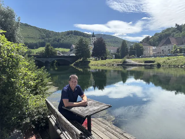 Bürgermeister Manuel Aichberger aus Lilienfeld zeigt die schönsten Plätze am Fluss. | Foto: Martina Schweller