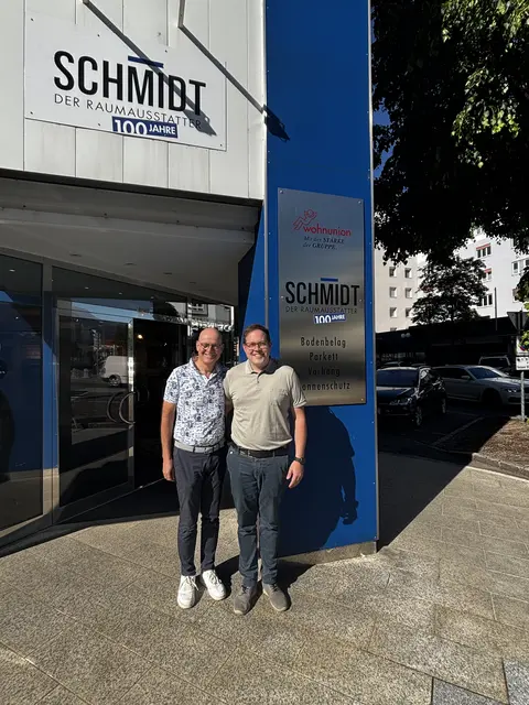 Wolfgang und David Schmidt vor dem heutigen Betrieb | Foto: Schmidt Raumausstattung GmbH