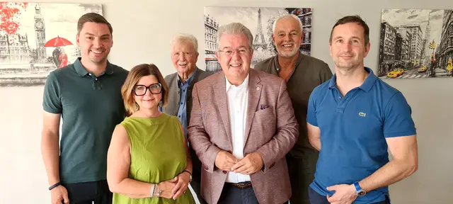 Bürgermeister Walter Zemrosser (Bildmitte) mit seinen Amtsvorgängern und dem Stadtratsteam. | Foto: Privat