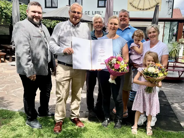 Christian Drack, Klemens Steidl, Georg Ledl sen., Lisa Maria Asen, Georg Ledl und Elfriede Ledl (v. l.). | Foto: WKO Braunau