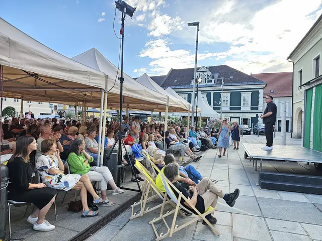 Sommerabend am Hauptplatz mit Open-Air-Theater: Obmann Markus Liebhard vom Wirtschaftsverein Zukunft Völkermarkt konnte zahlreiche Interessierte begrüßen. | Foto: Wirtschaftsverein Zukunft Völkermarkt