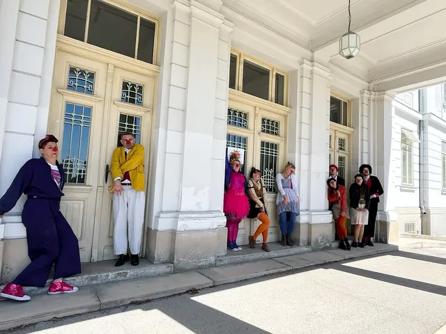 Die Clowns des Ensembles "Die Zwiebel" treten mit den alten Gemäuern des Otto Wagner Areals auf lustige Weise in den Dialog.  | Foto: Clownschule Darmstadt