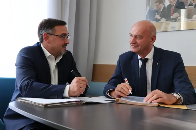Landtagsabgeordneter Klaus Mühlbacher im Gespräch mit Sozial-Landesrat Christian Dörfel. | Foto: OÖVP
