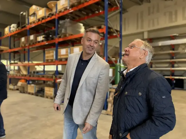 Robert Koch mit Bürgermeister Josef Ober bei der Besichtigung der ersten Halle. | Foto: MeinBezirk