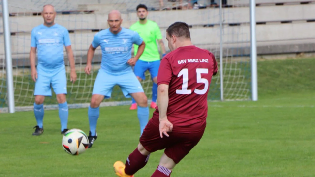 Das inklusive Fußballspiel fand kürzlich als Vorspiel der Kampfmannschaft der Union St. Veit statt und brachte Menschen mit und ohne Behinderung zusammen. | Foto: Annalena Hintringer