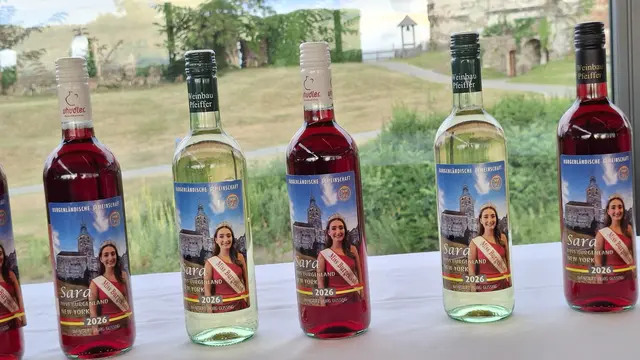 Der offizielle Wein der Burgenländischen Gemeinschaft, "Sara", wurde auf Burg Güssing präsentiert und gesegnet. | Foto: Edi Nicka