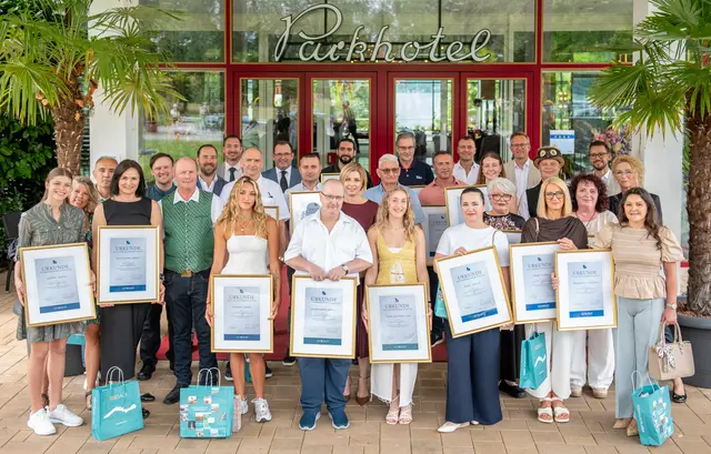 Das Parkhotel freut sich über ihren engagierten und langjährigen Mitarbeiter. | Foto: Kärnten Photo, Martin &amp; Marion Assam 