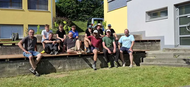 Schüler, Lehrkraft Hans-Peter Gressenberger (3. v. r.), Schulleiter Tobias Baumann (2. v. r.) sowie Mentor Johann Wagner (2. v. l.) und Johannes Dichtinger (3. v. l.) von Technik für Kinder Vulkanland freuen sich über das fertiggestellte Aufenthalts- und Lernareal.