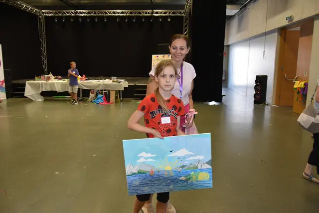 Agnes und ihr Bild mit dem Thema "Phantasiewelt" | Foto: Julia Lirsch