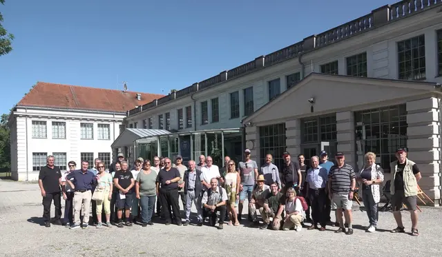 Die GFL Reisegruppe mit Generalsekretär Oberst Markus Mahler  vor dem hochinteressanten Flugwerft-Museum Schleißheim. 