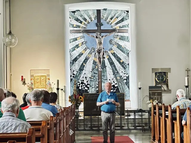 Pfarrer Peter erklärte er anschaulich die Symbolik und die Farben der liturgischen Gewänder