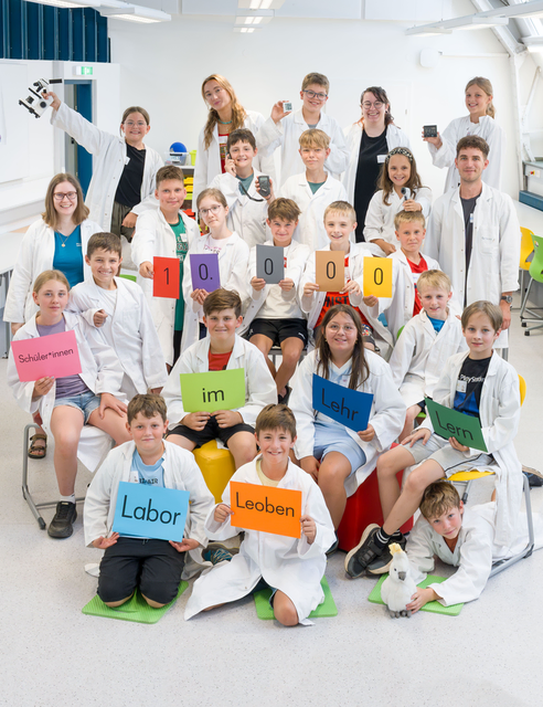 Mit dem Besuch einer Klasse der Volksschule Kobenz wurde die 10.000 Schülerinnen und Schüler im Lehr-Lern-Labor willkommen geheißen. | Foto: MUL/Tauderer