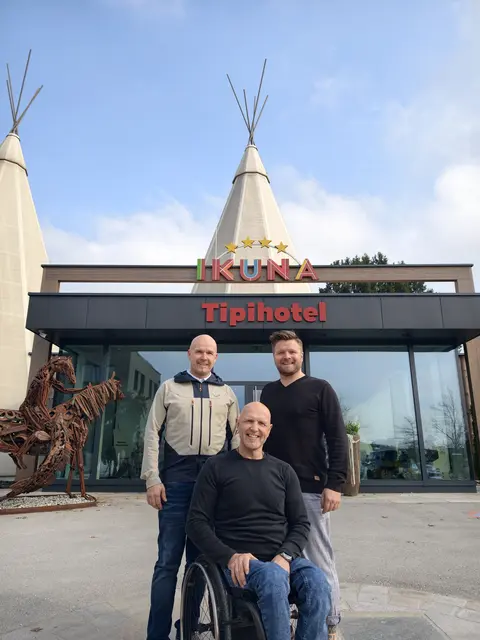 Mario Großfurtner, Walter Ablinger und Gerald Bischof kamen nach ihrer Charity-Radtour beim Ikuna in Natternbach an. | Foto: Bischof