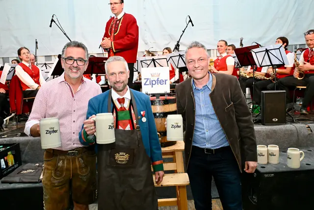 Es ist Ö'zapft, ein'gschenkt und auch sonst läuft alles rund: Bgm. Hans Motz (li.), Zapfmeister-Obmann Didi Entner und Brauunion-Gebietsleiter Erwin Salchner beim offiziellen Festauftakt. | Foto: Hassl