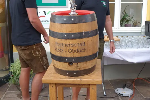 Das Marktfest wird mit einem Bieranstich eröffnet.