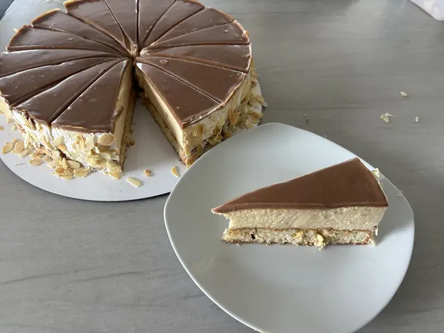 Ein gesalzener Karamellkäsekuchen mit Popcorn-Marzipan-Biskuit mit Karamell-Schokolade und Karamell-Spiegelglasur. | Foto: Hochholdinger