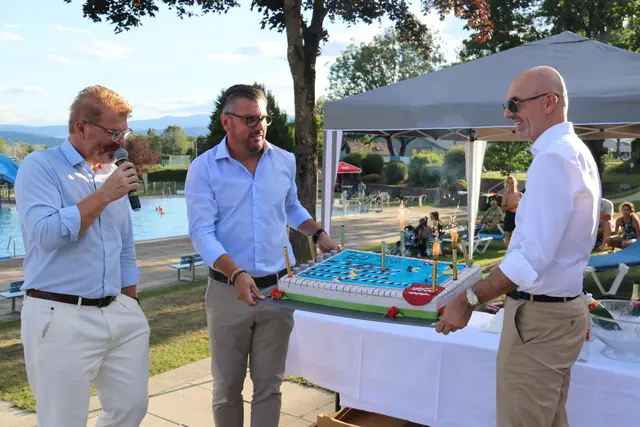 Das Knittelfelder Schwimmbad feierte Geburtstag mit Jubiläumsparty und Kuchen.