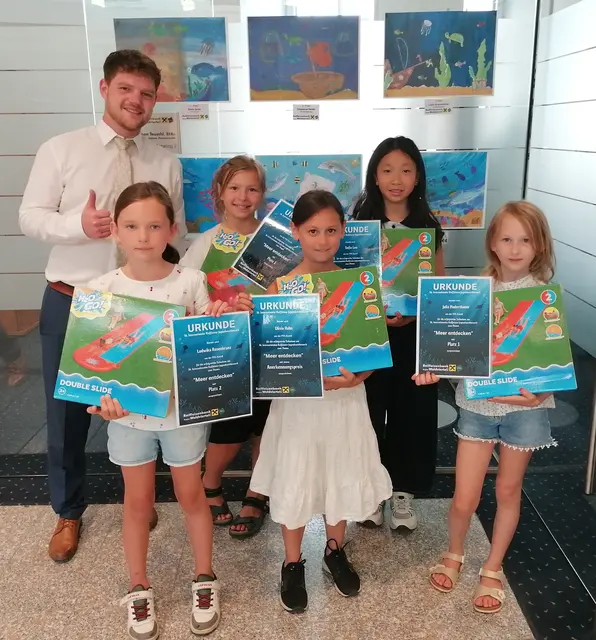 Auf dem Foto sind zu sehen:
Julia Maderthaner, Ludwika Rosenkranz, Olivia Hahn, Stella Gräfe, Sofia Luo.
Die Preise wurden von Herrn Fabian Stocker, Raiffeisenbank Region Waldviertel Mitte, übergeben. | Foto: Private Volksschule Zwettl