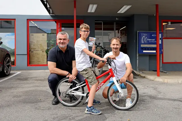 URFIT-Gewinner Martin Hrcka aus Kittsee mit seinem neuen Fahrrad gemeinsam mit Sportlandesrat Heinrich Dorner (links) und Michi Knopf/Radwelt MichiKnopf (rechts) | Foto: LMS
