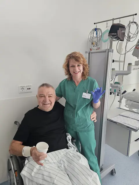 Primaria Janisch verabreicht Patient Walter M. (l.) die erste Kapsel.  | Foto: Gesundheit Burgenland
