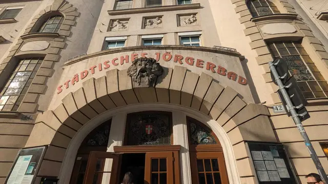 Das Hallenbad des Jörgerbades wird ab sofort erneuert. Danach gibt es keinen Badebetrieb in Hernals mehr.  | Foto: Lukas Ipirotis/MeinBezirk