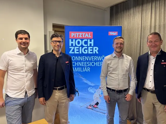 Patrick Holzknecht, Thomas Fleischhacker, Johannes Reinstadler und Rainer Schultes bei der Hauptversammlung der Hochzeiger Bergbahnen. | Foto: Perktold