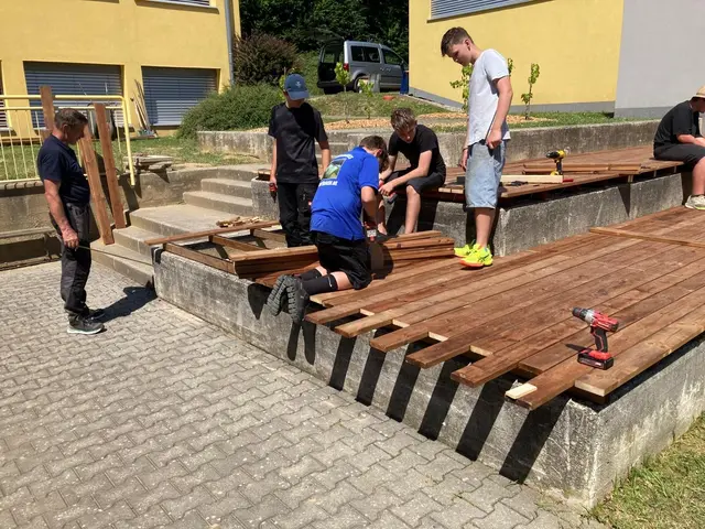 Schülerinnen und Schüler der MS St. Margarethen/Raab errichten gemeinsam mit "Technik für Kinder"-Mentor Johann Wagner (l.) das neue Aufenthalts- und Lernareal.