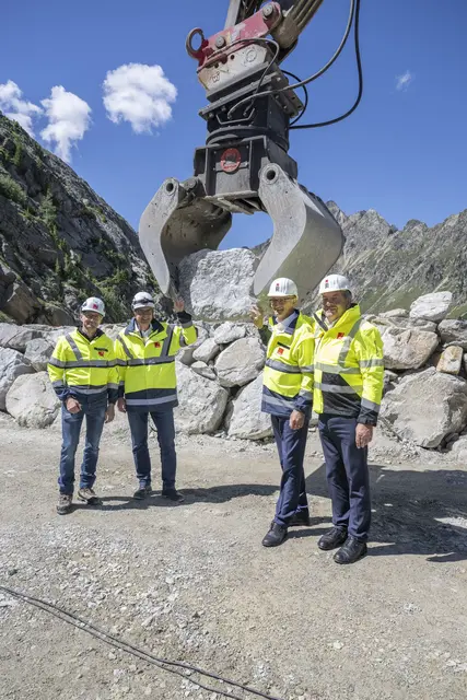 Feierliche „Krönung“ auf der fertiggestellten Dammkrone im Kühtai mit LH Anton Mattle, den TIWAG-Vorständen Michael Kraxner (li.) und Alexander Speckle sowie Bürgermeister Helmut Dablander (re.). | Foto: Tiwag