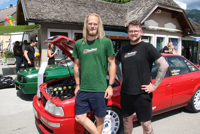 Mit Sauger-Motor unterwegs: Kai Strohdieck und Nick Tasche.