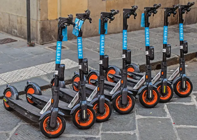 Auf dem E-Scooter befanden sich zwei 15-jährige Jugendliche. (Symbolbild) | Foto: pixabay / dimitrisvetsikas1969
