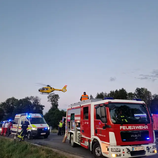 Schwieriger Einsatz für die Feuerwehren: Zwei Fahrzeuglenker mussten in Amstette aus Unfallwracks gerettet werden.
 | Foto: Bfkdo Amstetten / FF St. Peter/Au