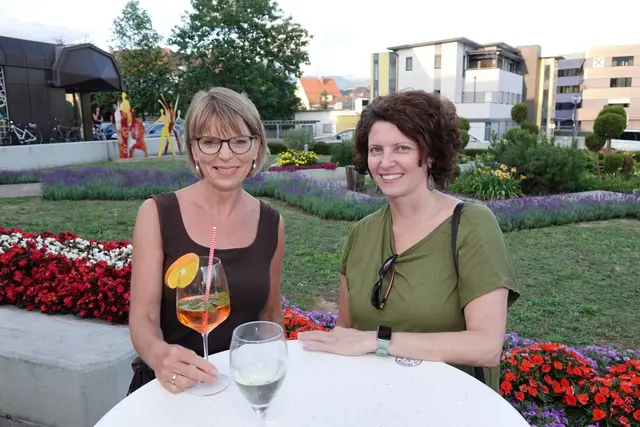 Das Kulturhaus als Schauplatz der Music Nights ist vielmehr als ein Geheimtipp, davon sind sicherlich auch diese beiden Damen überzeugt. | Foto: MeinBezirk.at/Blinzer