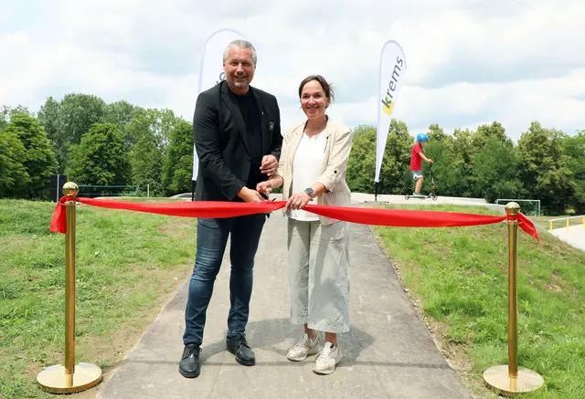 Bürgermeister Peter Molnar und Stadträtin Bernadette Laister eröffnen den Pump Trail im Mitteraupark. | Foto: Stadt Krems