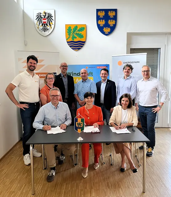 Unterzeichnung des Partnerschaftsvertrags der Gemeinde mit dem Betreiberkonsortium Energiepark Bruck/Leitha und Wien Energie. | Foto: Gemeinde Achau