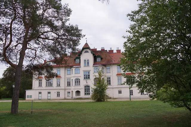 Auf über vier Hektar erstrecken sich sechs prachtvolle Pavillons aus der Gründerzeit, umgeben von alten Bäumen, Werkstätten und Nebengebäuden. | Foto: Markus Kahrer