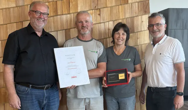 Von links: WK-Obmann Christian Naderer, Josef und Gerlinde Weglehner sowie WK-Leiter Thomas Denk. | Foto: Wirtschaftskammer Freistadt