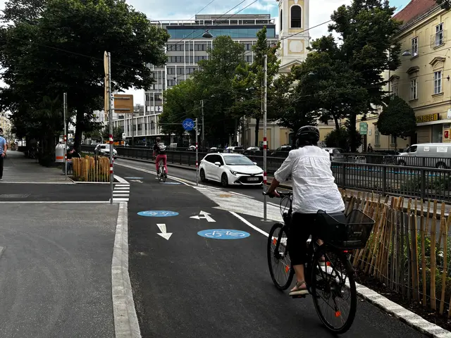 Wo einst eine Engstelle Radfahrerinnen und Radfahrer zu gefährlichen Manövern zwang, kann man nun problemlos vorbeistrampeln: Die Radweglücke ist geschlossen. | Foto: Barbara Schuster/MeinBezirk