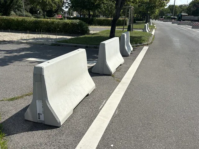 Straßensperren, Halte- und Parkverbote und bald Bodenschwellen: Regelmäßig werden Maßnahmen getroffen, um die Roadrunner von der Filmteichstraße zu verscheuchen. | Foto: Andreas Pölzl/ MeinBezirk