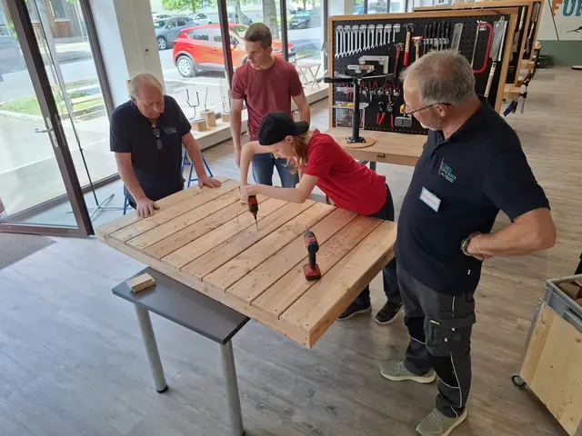 Ein Schüler der MS Kirchbach mit Lehrer Benjamin Archan sowie "Technik für Kinder"-Mentoren Hannes Griessl (l.) und Herfried Huemer