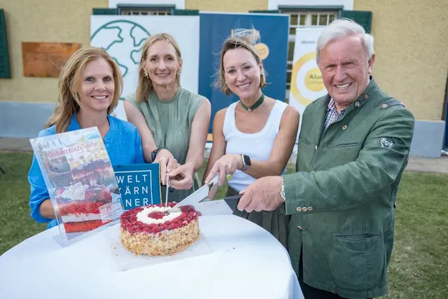 Mit dem gemeinsamen Anschnitt der heuer patentierten Österreich-Torte setzten Nicole A. Prutsch (Weltsteirer), Katrin Thum (Weltkärntner), Martina Mayer-Krauss (Alumni Community der Universität Graz) und Peter Urdl (Gründer des Arnold Schwarzenegger-Museums) ein Zeichen für die Zusammenarbeit über Bundesländergrenzen hinweg. | Foto: Rene Strasser
