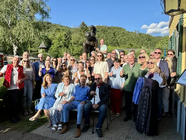 Gruppenfoto vor dem Arnold Schwarzenegger Museum: Rund 75 Weltsteirerinnen und Weltsteirer aus aller Welt kamen erstmals zu einem gemeinsamen Netzwerktreffen nach Thal zusammen. | Foto: Martina Schweiggl 