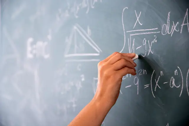 Um die MINT-Fächer – Mathematik, Informatik, Naturwissenschaften und Technik – stärker im Schulalltag zu verankern, wurden im Bezirk Spittal die Mittelschule Obervellach als Versuchsschule ausgewählt. Für die Direktorin sei MINT die Zukunft der Bildung. | Foto: stock.adobe.com/erika8213