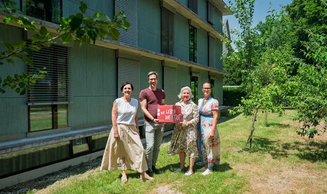 Mehr Hitzeschutz für das Haus Freisaal. Im Bild: V.l.n.r.: Angelika Wirthenstätter, Dienststellenleiterin Instandhaltung und Generalsanierung, MA 6/01-Hochbau, Bürgermeister-Stellvertreter Kay-Michael Dankl, Sozialstadträtin Andrea Brandner und Veronika Vrabec, Hausleitung Seniorenwohnhaus Hellbrunn, vor dem Haus Freisaal. | Foto: Stadt Salzburg/Alexander Killer